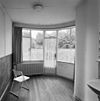 Interieur, verdieping, slaapkamer boven de eethoek met deur naar het dakterras - Utrecht - 20340432 - RCE -  Woonhuis Architect Sybold Van Ravesteyn: Interieur, verdieping, slaapkamer boven de eethoek met deur naar het dakterras 