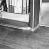 Interieur, metalen plinten bij de deur van de werkkamer naar de hal - Utrecht - 20340424 - RCE -  Woonhuis Architect Sybold Van Ravesteyn: Interieur, metalen plinten bij de deur van de werkkamer naar de hal 