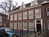 36209huis.JPG -  Pand met gevel met rechte kroonlijst. Onder zelfde nr 37, poort bekroond door twee marmeren busten 