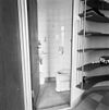 Interieur, begane grond, toilet met naar binnen draaiende deur - Utrecht - 20340436 - RCE -  Woonhuis Architect Sybold Van Ravesteyn: Interieur, begane grond, toilet met naar binnen draaiende deur 