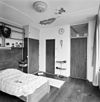 Interieur, verdieping, ouderslaapkamer met rechts de deur naar de hal en links de deur naar de badkamer - Utrecht - 20340430 - RCE -  Woonhuis Architect Sybold Van Ravesteyn: Interieur, verdieping, ouderslaapkamer met rechts de deur naar de hal en links de deur naar de badkamer 