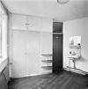 Interieur, verdieping, slaapkamer boven de keuken met eigen wastafel. Deur naar de hal - Utrecht - 20340431 - RCE -  Woonhuis Architect Sybold Van Ravesteyn: Interieur, verdieping, slaapkamer boven de keuken met eigen wastafel. Deur naar de hal 