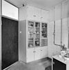 Interieur, keuken, hoekkasten met bovenkastjes en links de deur naar de hal - Utrecht - 20340429 - RCE -  Woonhuis Architect Sybold Van Ravesteyn: Interieur, keuken, hoekkasten met bovenkastjes en links de deur naar de hal 