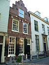 Pand met trapgevel met muurankers