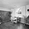 Interieur, eethoek met boogvenster met houten binnenluiken en vaste kastenwand - Utrecht - 20340426 - RCE -  Woonhuis Architect Sybold Van Ravesteyn: Interieur, eethoek met boogvenster met houten binnenluiken en vaste kastenwand 