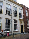 Pand met gepleisterde lijstgevel