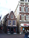 Oudegracht 133 -  Grachtenpand Oudegracht 133 in Utrecht, klaarblijkelijk gebouwd zonder gebruik te hebben gemaakt van een waterpas. Foto gemaakt vanaf de Bakkerbrug. Deels ook zichtbaar ingang naar de Hamsteeg. Camera location 52Â° 05â€² 30.18â€³ N, 5Â° 07â€² 01.65â€³ E View this and other nearby images on: OpenStreetMap - Google Maps - Google Earth 52.091716; 5.117124