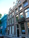 Pand met door gelobde boog bekroonde gevel met rondvenster