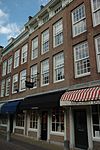 Pand met gevel met rechte kroonlijst en gebeeldhouwde consoles