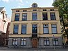 Pand met gepleisterde neoclassieke lijstgevel