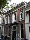 Pand met gevel met rechte kroonlijst en brede ingangsdeur, mansarde dak