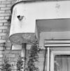 Detail voorgevel- uitsparing onder het dakterras ten behoeve van oorspronkelijke zonwering (hier vervangen door moderne aluminium zonwering) - Utrecht - 20340398 - RCE -  Woonhuis Architect Sybold Van Ravesteyn: Detail voorgevel: uitsparing onder het dakterras ten behoeve van oorspronkelijke zonwering (hier vervangen door moderne aluminium zonwering) 