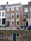 Pand met gevel met rechte kroonlijst en zadeldak
