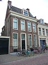 Pand met pilastergevel met grote orde en hardstenen kroonlijst