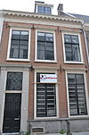 Pand met eenvoudige lijstgevel met horizontale architraven boven vensters