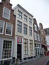 Pand op nr. 327 met o.a. gepleisterde lijstgevel