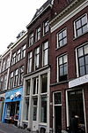 Pand met hoge smalle lijstgevel met zadeldak, ong