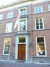 Statig herenhuis, 6 ramen breed rechte kroonlijst, zadeldak