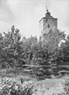 Zicht op de toren met water op de voorgrond - Vleuten - 20134688 - RCE -  Kasteel Den Ham: Zicht op de toren met water op de voorgrond 