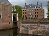 Amerongen2 -  Poort en doorgang naar het voorplein van kasteel Amerongen te Amerongen. 