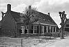 Overzicht van dwarsgeplaatst woonhuis van boerderij met leibomen op de voorgrond - Amerongen - 20008929 - RCE -  Rodenstein: Overzicht van dwarsgeplaatst woonhuis van boerderij met leibomen op de voorgrond 
