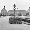 Lantaarnpaal op het voorplein, - Amerongen - 20008554 - RCE -  Kasteel: lantaarnpaal op het voorplein, 