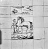 Interieur linker voorkamer, tegeltableau rechts naast schouw- man met paard - Amerongen - 20002000 - RCE -  Rodenstein: Interieur linker voorkamer, tegeltableau rechts naast schouw: man met paard (opmerking: GB De Utrechtse Heuvelrug) 
