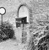 Houten bovenbouw geplaatst aan de straat tegen zijmuur kasteelommuring - Amerongen - 20008450 - RCE -  Pomp: houten bovenbouw geplaatst aan de straat tegen zijmuur kasteelommuring 