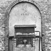 Detail houten bovenbouw geplaatst aan de straat tegen zijmuur kasteel ommuring. - Amerongen - 20008451 - RCE -  Pomp: detail houten bovenbouw geplaatst aan de straat tegen zijmuur kasteel ommuring. 