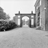 Poort aan 't begin van het voorplein - Amerongen - 20008516 - RCE -  Kasteel: poort aan 't begin van het voorplein 