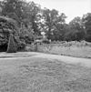 Zuidelijke keermuur met borstwering van het voorplein. - Amerongen - 20008524 - RCE -  Kasteel: zuidelijke keermuur met borstwering van het voorplein. 