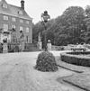 Lantaarnpaal op het voorplein. - Amerongen - 20008552 - RCE -  Kasteel: lantaarnpaal op het voorplein. 