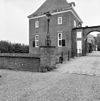 Lantarenpalen op stenen voetstukken aan het eind van het bastion voor de brug naar het voorplein. - Amerongen - 20008513 - RCE -  Kasteel: lantarenpalen op stenen voetstukken aan het eind van het bastion voor de brug naar het voorplein. 
