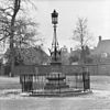 Gedenksteken op plein tegenover toegang kasteel. - Amerongen - 20008562 - RCE -  Kasteel: gedenksteken op plein tegenover toegang kasteel. 