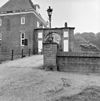 Lantarenpalen op stenen voetstukken aan het eind van het bastion voor de brug naar het voorplein. - Amerongen - 20008512 - RCE -  Kasteel: lantarenpalen op stenen voetstukken aan het eind van het bastion voor de brug naar het voorplein. 