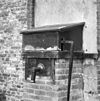 Detail houten bovenbouw geplaatst aan de straat tegen zijmuur kasteel ommuring. - Amerongen - 20008452 - RCE -  Pomp: detail houten bovenbouw geplaatst aan de straat tegen zijmuur kasteel ommuring. 