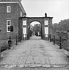 Poort aan 't begin van het voorplein - Amerongen - 20008515 - RCE -  Kasteel: poort aan 't begin van het voorplein 