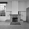 Interieur linker voorkamer, schouw met tegeltableaus - Amerongen - 20002006 - RCE -  Rodenstein: Interieur linker voorkamer, schouw met tegeltableaus (opmerking: GB De Utrechtse Heuvelrug) 