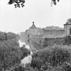 Bastion, met walmuren en borstweringen en poort geflankerd door hogere muren met schietgaten. - Amerongen - 20008503 - RCE -  Kasteel: bastion, met walmuren en borstweringen en poort geflankerd door hogere muren met schietgaten. 