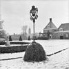 Gesmeed ijzeren lantaarn op binnenplaats. - Amerongen - 20008558 - RCE -  Kasteel: gesmeed ijzeren lantaarn op binnenplaats. 