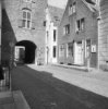 In het pand of op de grens van het erf bevindende stadsmuur(resten)