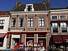 Mooi pand met hoog zadeldak, evenwijdig aan de straatas achter gevel