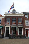 Huis met lijstgevel met gesneden versieringen
