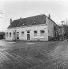 Keermuur met gebeeldhouwde gevelsteen, waarop wapen en opschrift