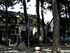 Verdiepingsloos pand onder zadeldak; gepleisterde rechte gevel. Vensters met luiken behangen. Vormt een geheel met de buurnummers 1, 2, en 3