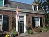 Laag huis met mansarde dak