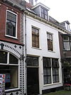 Huis met gepleisterde eenvoudig lijstgevel