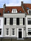 Huis met gepleisterde lijstgevel met oude scheidsmuur