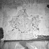 Fragment oud pleisterwerk met zwarte lijnen geschilderde bloemen op oostwand in viering - Wijk bij Duurstede - 20213268 - RCE -  Nederlands Hervormde Kerk En Toren: fragment oud pleisterwerk met zwarte lijnen geschilderde bloemen op oostwand in viering 