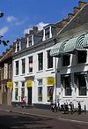 Gepleisterd huis met rechte kroonlijst